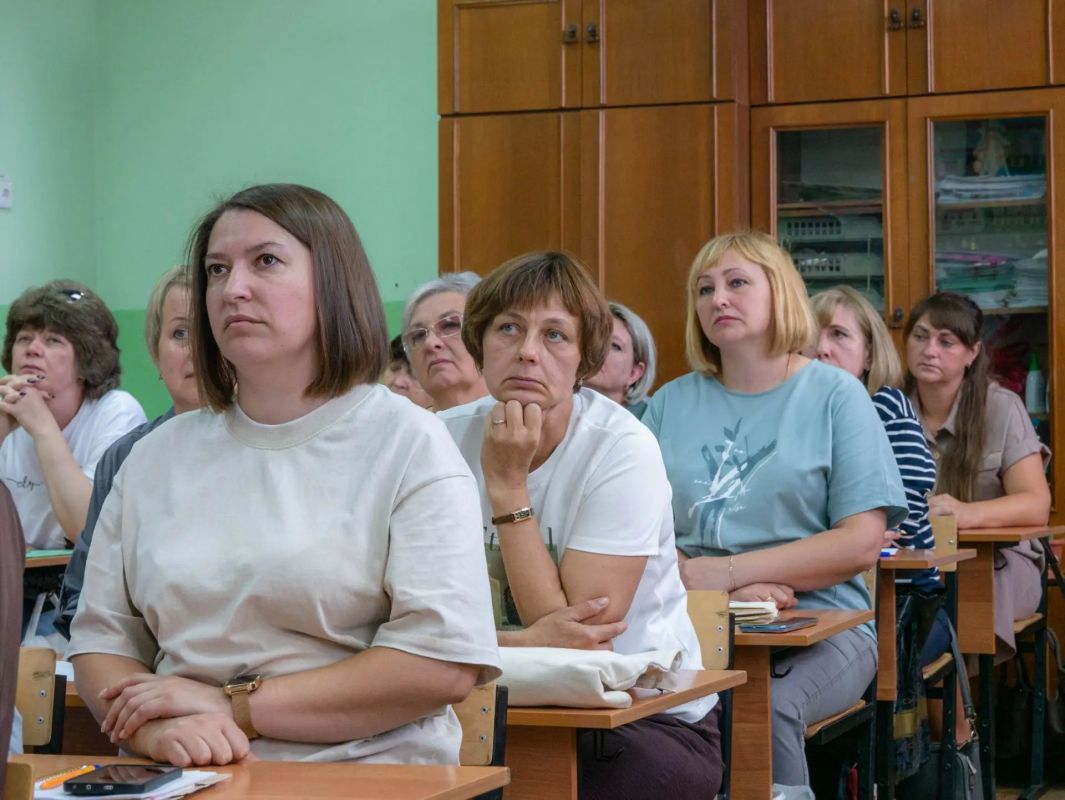 Алексей Клемешов: Сегодня посетил свою родную школу, сейчас она гордо именуется — Муниципальное бюджетное общеобразовательное учреждение «Средняя общеобразовательная школа №2 г. Льгова имени 810 отдельной гвардейской ордена... Алексей Клемешов: Сегодня посетил свою родную школу, сейчас она гордо именуется — Муниципальное бюджетное общеобразовательное учреждение «Средняя общеобразовательная школа №2 г. Льгова имени 810 отдельной гвардейской ордена...