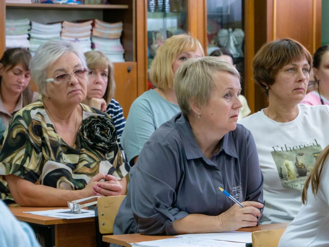 Алексей Клемешов: Сегодня посетил свою родную школу, сейчас она гордо именуется — Муниципальное бюджетное общеобразовательное учреждение «Средняя общеобразовательная школа №2 г. Льгова имени 810 отдельной гвардейской ордена... Алексей Клемешов: Сегодня посетил свою родную школу, сейчас она гордо именуется — Муниципальное бюджетное общеобразовательное учреждение «Средняя общеобразовательная школа №2 г. Льгова имени 810 отдельной гвардейской ордена...