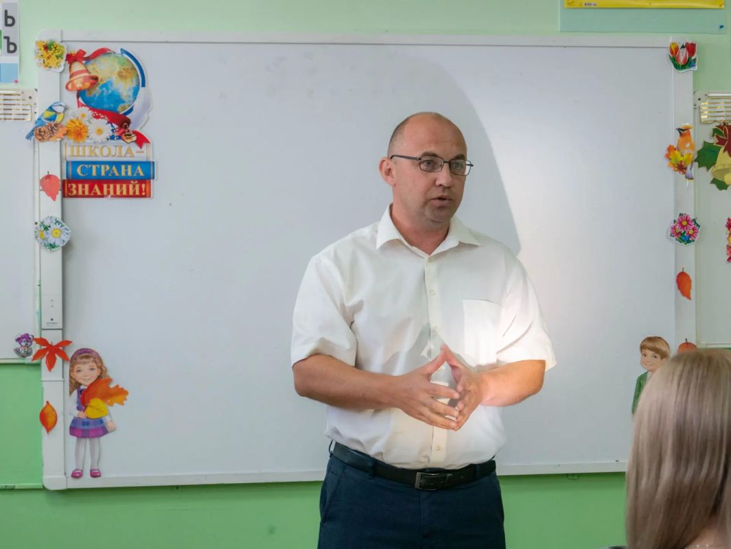Алексей Клемешов: Сегодня посетил свою родную школу, сейчас она гордо именуется — Муниципальное бюджетное общеобразовательное учреждение «Средняя общеобразовательная школа №2 г. Льгова имени 810 отдельной гвардейской ордена... Алексей Клемешов: Сегодня посетил свою родную школу, сейчас она гордо именуется — Муниципальное бюджетное общеобразовательное учреждение «Средняя общеобразовательная школа №2 г. Льгова имени 810 отдельной гвардейской ордена...