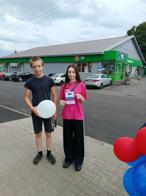 В преддверии Дня Государственного флага Российской Федерации обучающиеся отделения изобразительного искусства и декоративноприкладного творчества Фатежской детской школы искусств провели просветительскую акцию В преддверии Дня Государственного флага Российской Федерации обучающиеся отделения изобразительного искусства и декоративноприкладного творчества Фатежской детской школы искусств провели просветительскую акцию