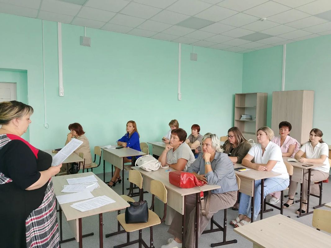 На базе ФСОШ N2 прошла августовская секция учителей иностранного языка "Организация учебно-воспитательного процесса коллективом РМО в новом учебном году