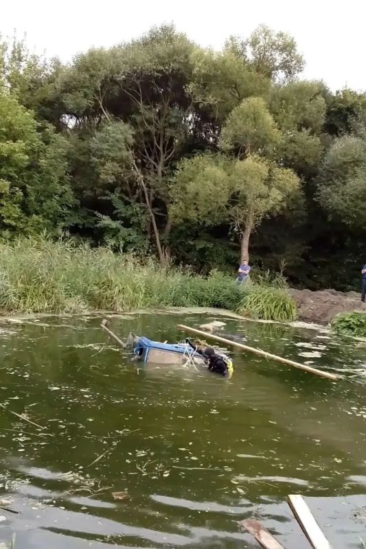 В Курске самосвал упал в реку: водитель погиб В Курске самосвал упал в реку: водитель погиб