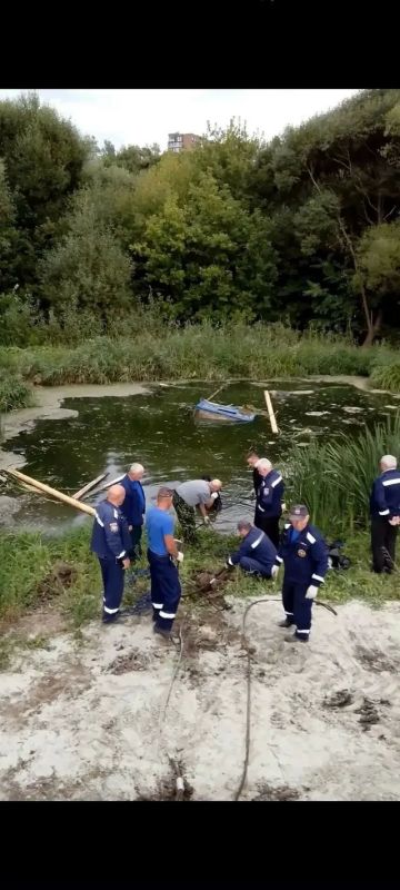 В Курске самосвал упал в реку: водитель погиб