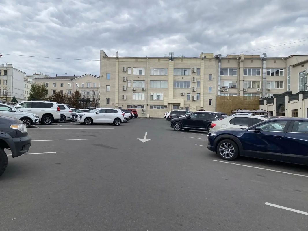В Курске взлетели цены на парковке во дворе ЦУМа В Курске взлетели цены на парковке во дворе ЦУМа