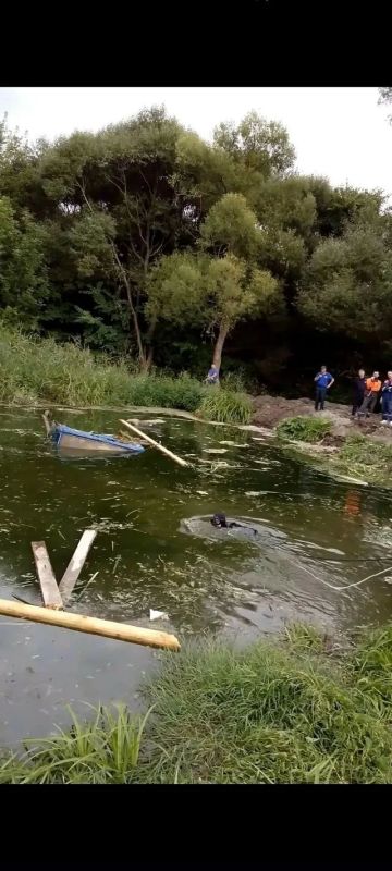 В Курске самосвал упал в реку: водитель погиб В Курске самосвал упал в реку: водитель погиб