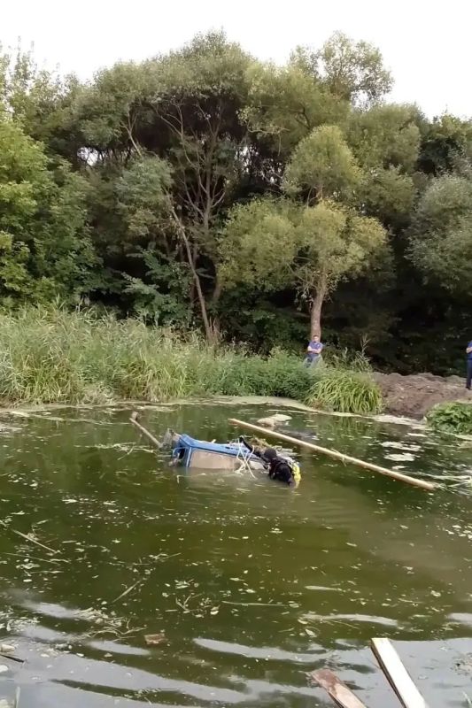В Курске самосвал упал в реку, тело водителя достали со дна В Курске самосвал упал в реку, тело водителя достали со дна