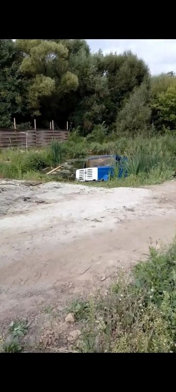 В Курске самосвал упал в реку, тело водителя достали со дна В Курске самосвал упал в реку, тело водителя достали со дна