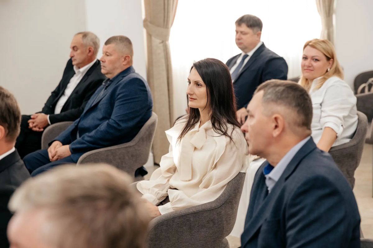 Александр Хинштейн: Сегодня в Парадном зале Дома Советов вручил государственные и региональные награды курянам, которые своим ежедневным трудом показывают, что они опора для людей, родной земли, нашего региона и всей страны Александр Хинштейн: Сегодня в Парадном зале Дома Советов вручил государственные и региональные награды курянам, которые своим ежедневным трудом показывают, что они опора для людей, родной земли, нашего региона и всей страны