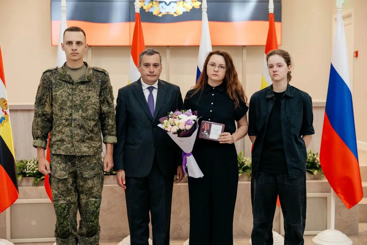В Доме Советов на торжественной церемонии губернатор Курской области Александр Хинштейн вручил государственные и региональные награды курянам В Доме Советов на торжественной церемонии губернатор Курской области Александр Хинштейн вручил государственные и региональные награды курянам