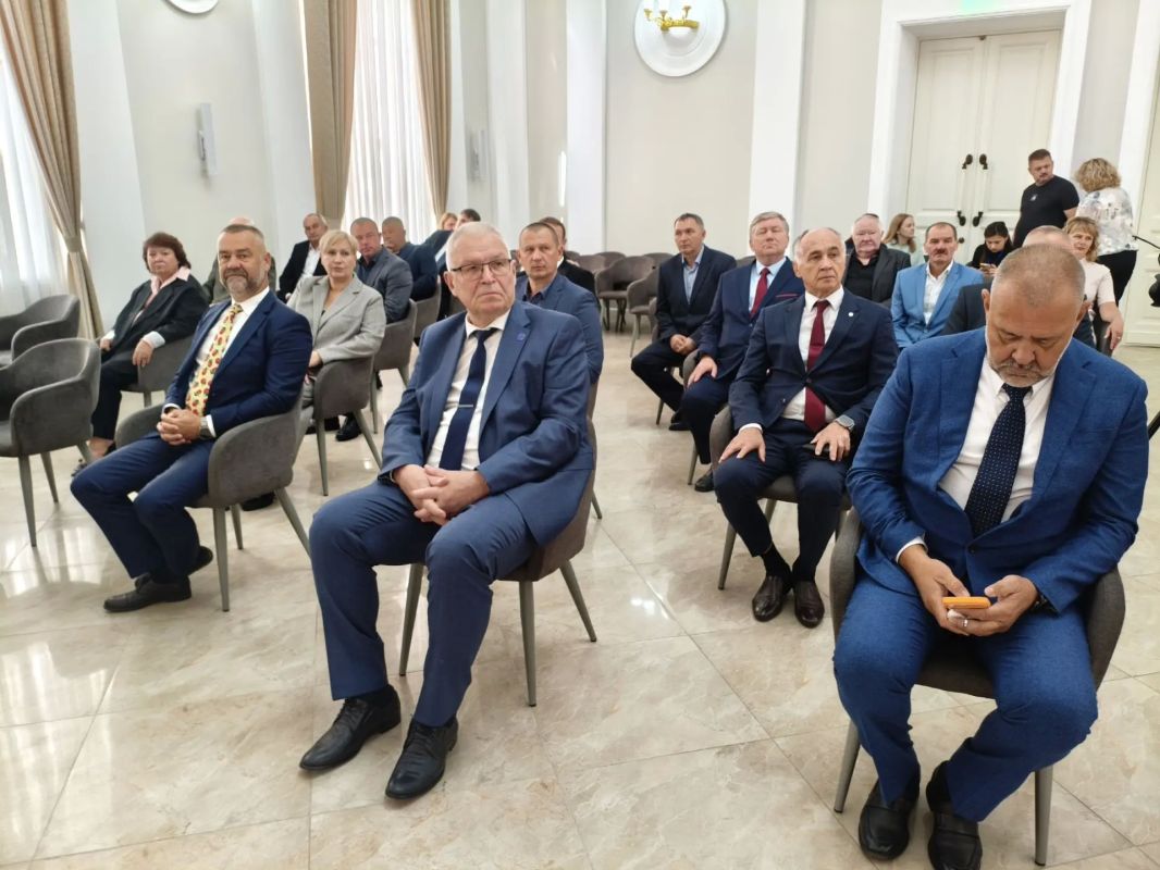 Александр Хинштейн вручил государственные и региональные награды особо отличившимся курянам Александр Хинштейн вручил государственные и региональные награды особо отличившимся курянам