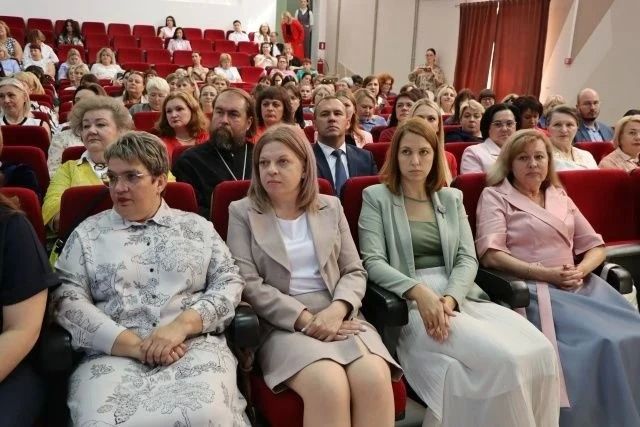 Надежда Пономарева пожелала курским педагогам новых побед, мудрости и взаимности от учеников Надежда Пономарева пожелала курским педагогам новых побед, мудрости и взаимности от учеников