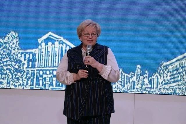 Надежда Пономарева пожелала курским педагогам новых побед, мудрости и взаимности от учеников Надежда Пономарева пожелала курским педагогам новых побед, мудрости и взаимности от учеников