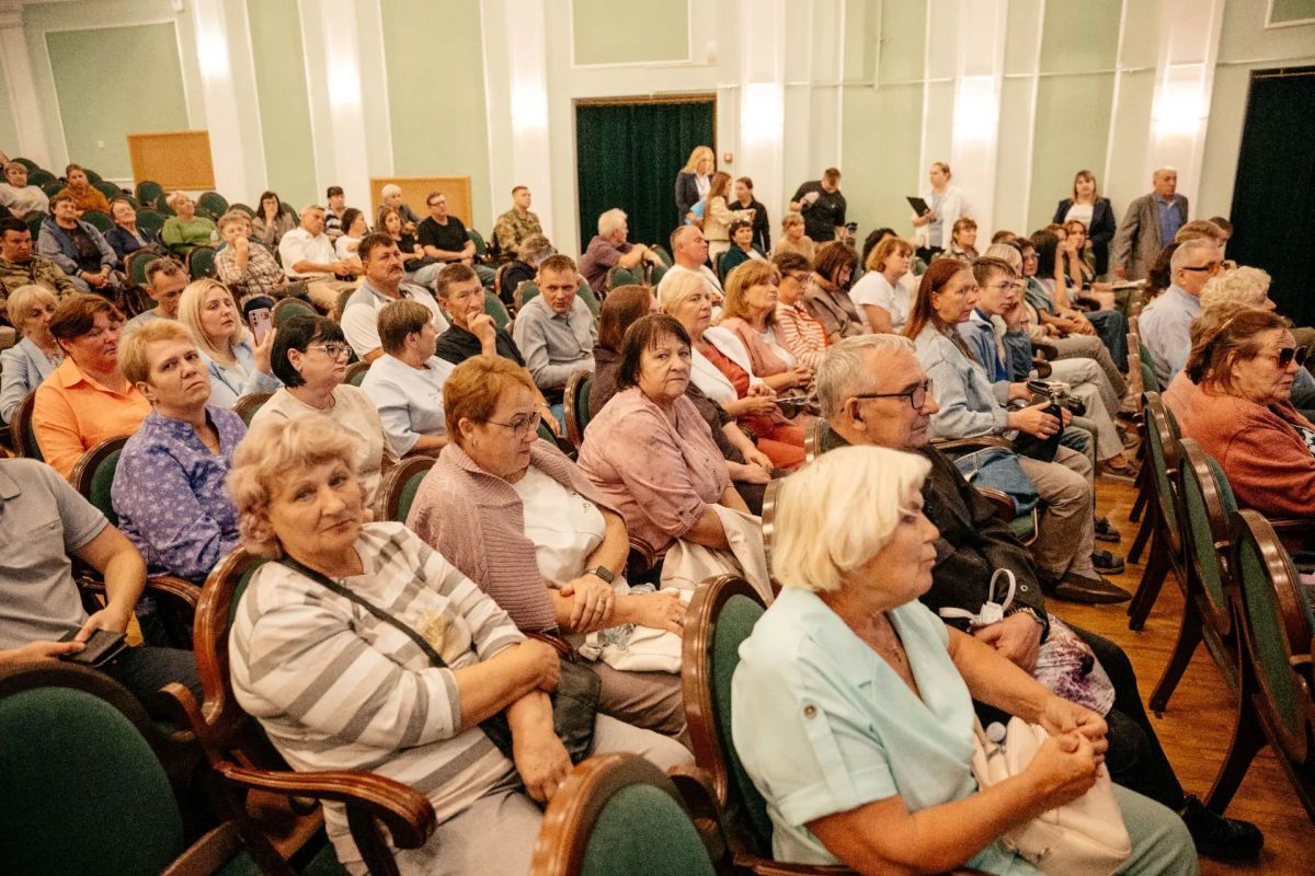 Губернатор Курской области Александр Хинштейн провел очередную открытую встречу с жителями приграничья, а именно Кореневского, Беловского и Большесолдатского районов Губернатор Курской области Александр Хинштейн провел очередную открытую встречу с жителями приграничья, а именно Кореневского, Беловского и Большесолдатского районов