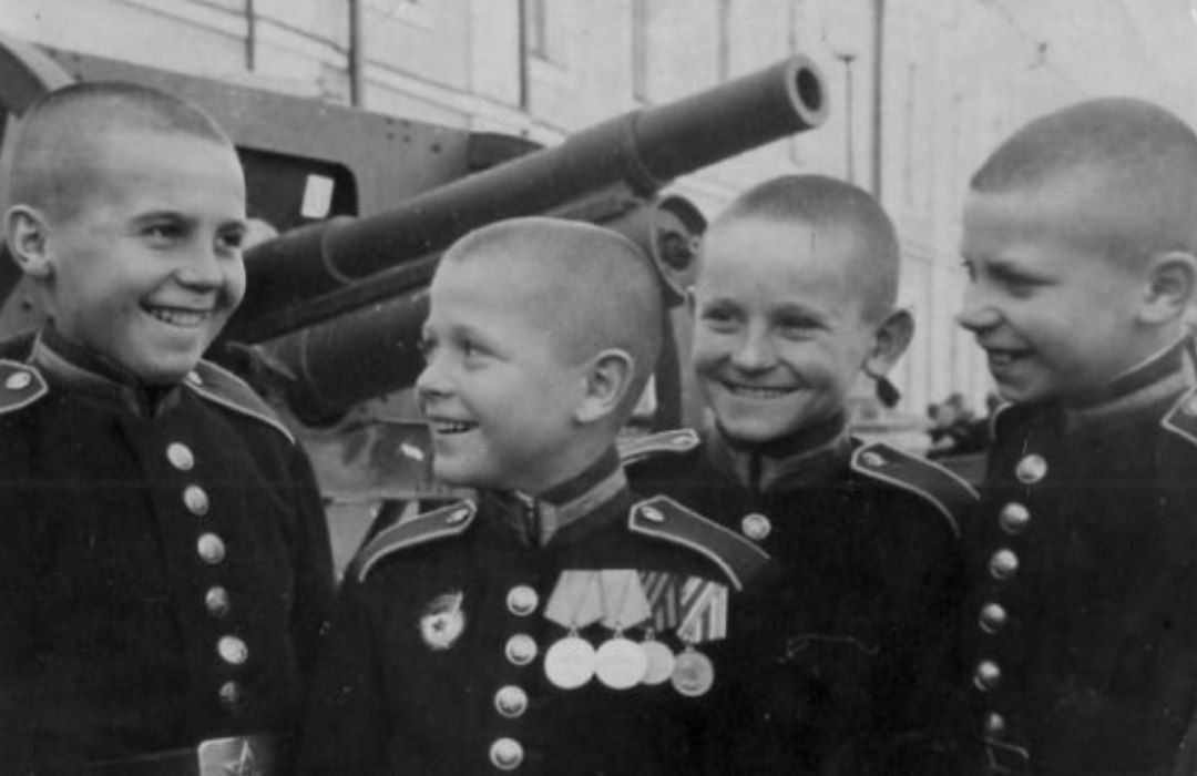 ФРАГМЕНТ ИСТОРИИ. В СССР были созданы военные школы имени Суворова и Нахимова ФРАГМЕНТ ИСТОРИИ. В СССР были созданы военные школы имени Суворова и Нахимова