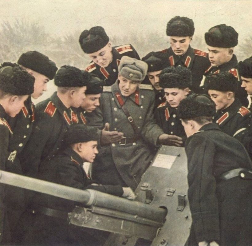 ФРАГМЕНТ ИСТОРИИ. В СССР были созданы военные школы имени Суворова и Нахимова ФРАГМЕНТ ИСТОРИИ. В СССР были созданы военные школы имени Суворова и Нахимова