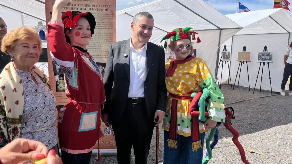 На Полугоре начался Межрегиональный фестиваль игр и игрушек «Город радости», посвященный уроженцу Курской области Николаю Дмитриевичу Бартраму На Полугоре начался Межрегиональный фестиваль игр и игрушек «Город радости», посвященный уроженцу Курской области Николаю Дмитриевичу Бартраму