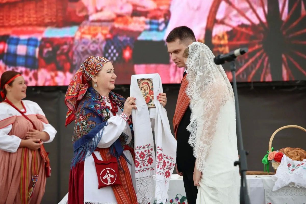 На Полугоре в Курске прошёл «Свадебный вернисаж» На Полугоре в Курске прошёл «Свадебный вернисаж»