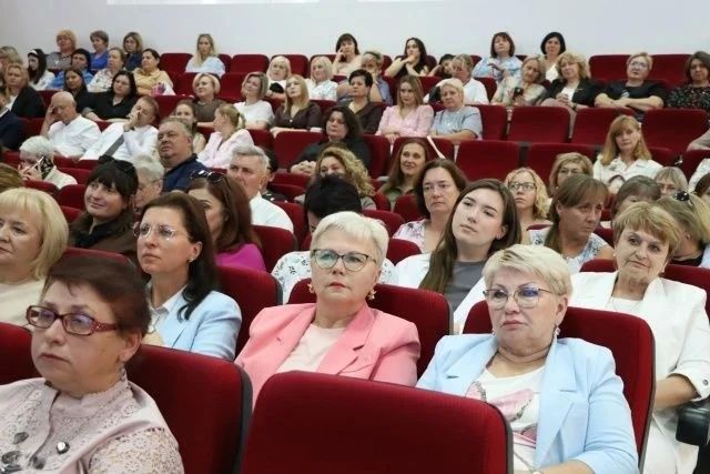 Надежда Пономарева пожелала курским педагогам новых побед, мудрости и взаимности от учеников Надежда Пономарева пожелала курским педагогам новых побед, мудрости и взаимности от учеников