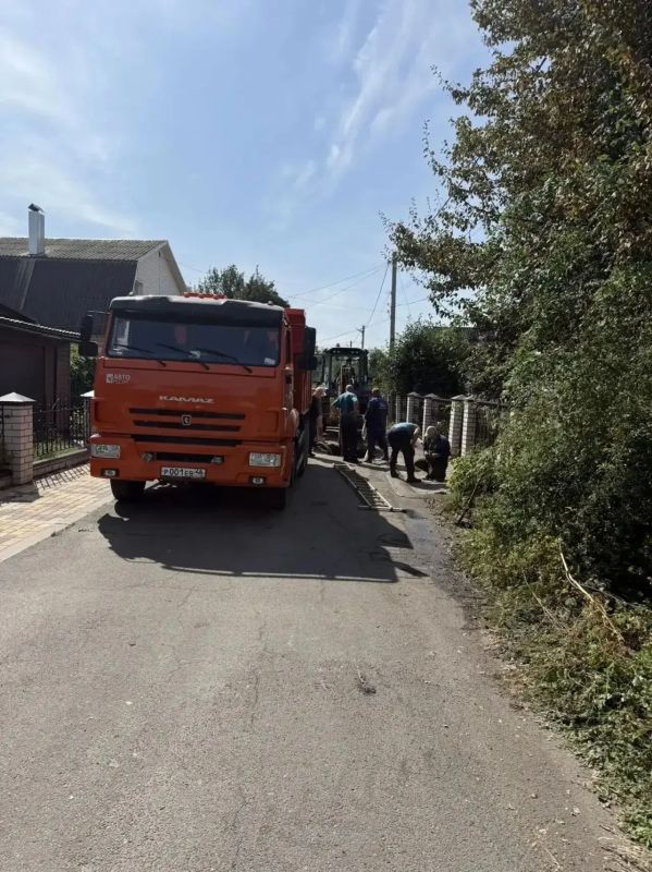 Коммунальные службы ликвидируют повреждение на водопроводе в 6-м Краснополянском переулке Коммунальные службы ликвидируют повреждение на водопроводе в 6-м Краснополянском переулке