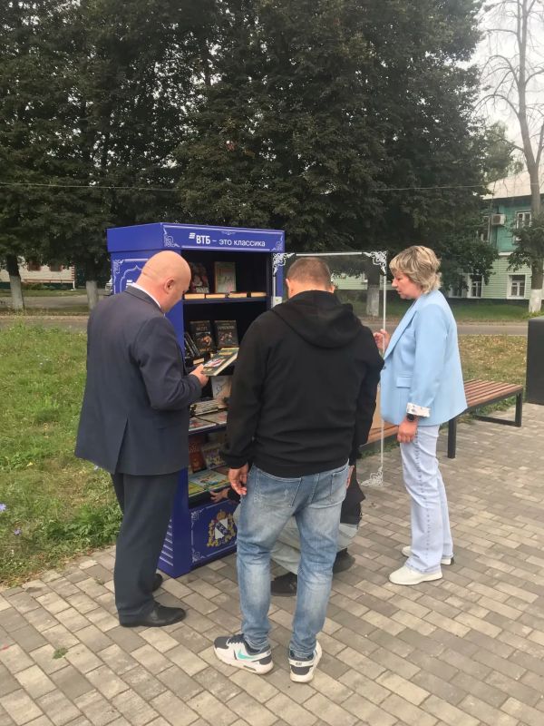 Виталий Кочергин: На городской площади при поддержке губернатора Александра Евсеевича Хинштейна и банка ВТБ установлен книжный шкаф Виталий Кочергин: На городской площади при поддержке губернатора Александра Евсеевича Хинштейна и банка ВТБ установлен книжный шкаф