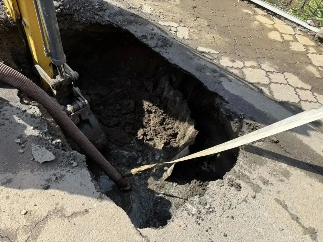 Коммунальные службы ликвидируют повреждение на водопроводе в 6-м Краснополянском переулке Коммунальные службы ликвидируют повреждение на водопроводе в 6-м Краснополянском переулке