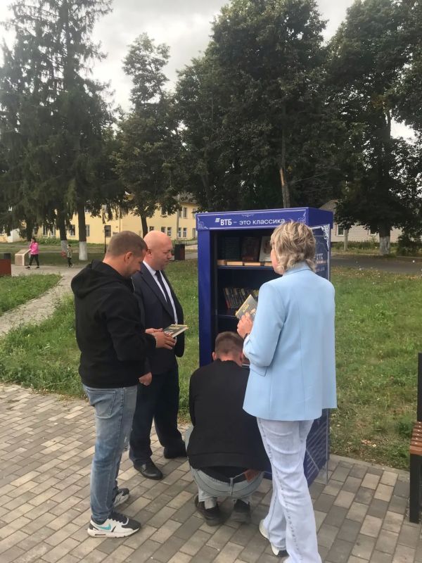 Виталий Кочергин: На городской площади при поддержке губернатора Александра Евсеевича Хинштейна и банка ВТБ установлен книжный шкаф Виталий Кочергин: На городской площади при поддержке губернатора Александра Евсеевича Хинштейна и банка ВТБ установлен книжный шкаф