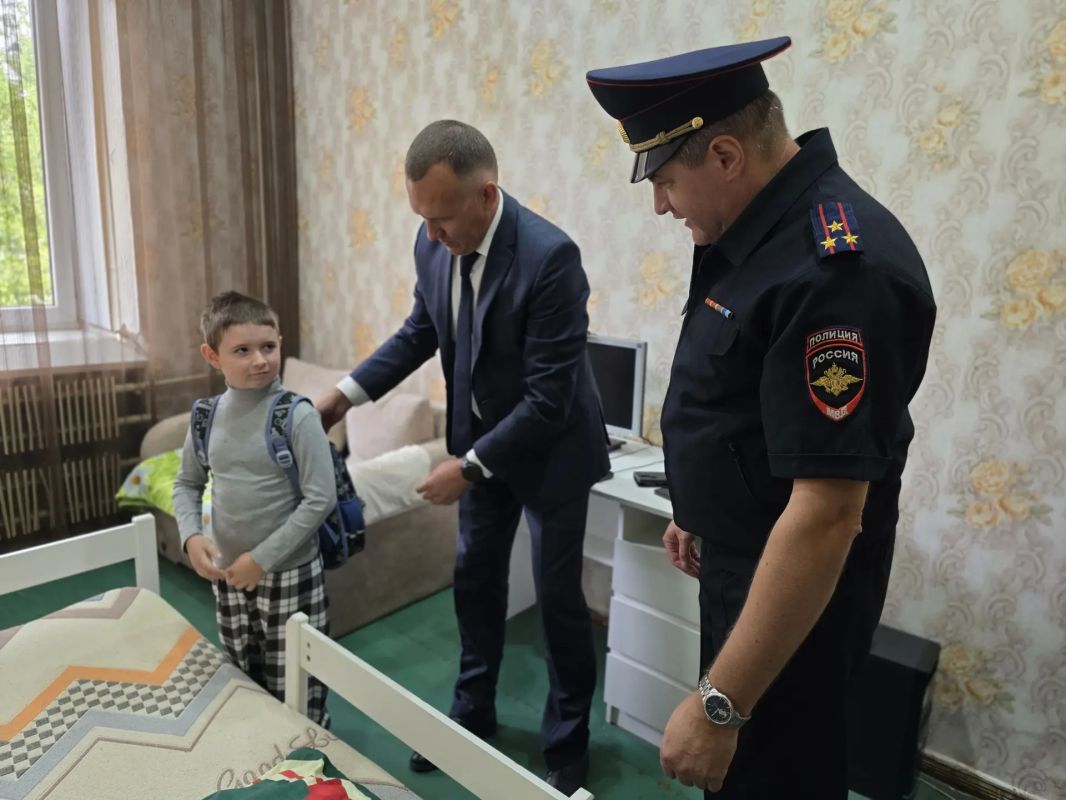 Курский ЛО МВД России на транспорте присоединился к благотворительной акции «Помоги собраться в школу» Курский ЛО МВД России на транспорте присоединился к благотворительной акции «Помоги собраться в школу»