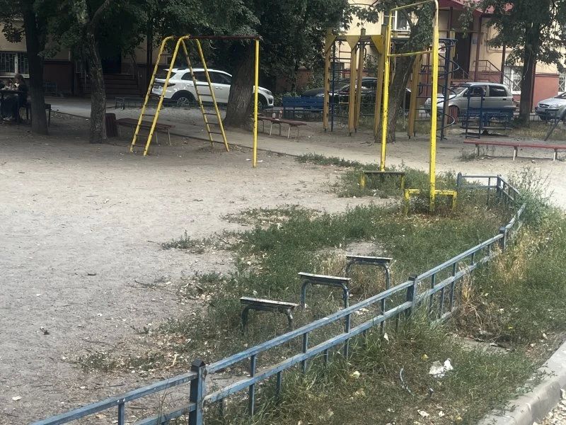 Двор дома №2/4 на Красной площади пугает курян мусором и мёртвыми голубями Двор дома №2/4 на Красной площади пугает курян мусором и мёртвыми голубями