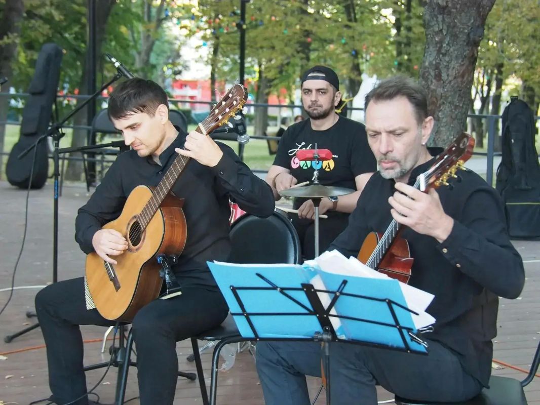 В Парке пионеров прошел финальный четвертый вечер гитарной музыки В Парке пионеров прошел финальный четвертый вечер гитарной музыки