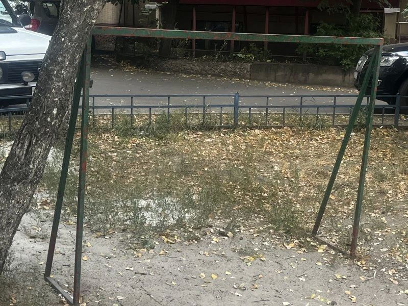 Двор дома №2/4 на Красной площади пугает курян мусором и мёртвыми голубями Двор дома №2/4 на Красной площади пугает курян мусором и мёртвыми голубями