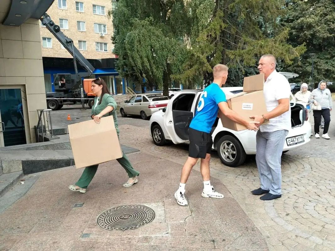 В преддверии Дня знаний, в рамках взаимодействия с коллегами из Аппарата Правительства РФ, сотрудники Министерства экономического развития, занятости населения и туризма Курской области передали гуманитарную помощь детям... В преддверии Дня знаний, в рамках взаимодействия с коллегами из Аппарата Правительства РФ, сотрудники Министерства экономического развития, занятости населения и туризма Курской области передали гуманитарную помощь детям...