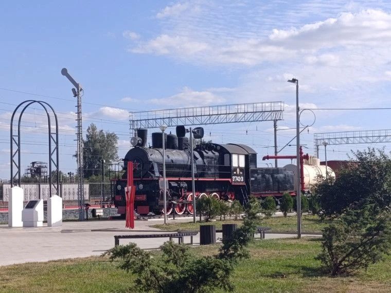 С Тепловских высот простирающиеся внизу под жарким солнцем желтеющие жнивьем поля кажутся как на ладони С Тепловских высот простирающиеся внизу под жарким солнцем желтеющие жнивьем поля кажутся как на ладони