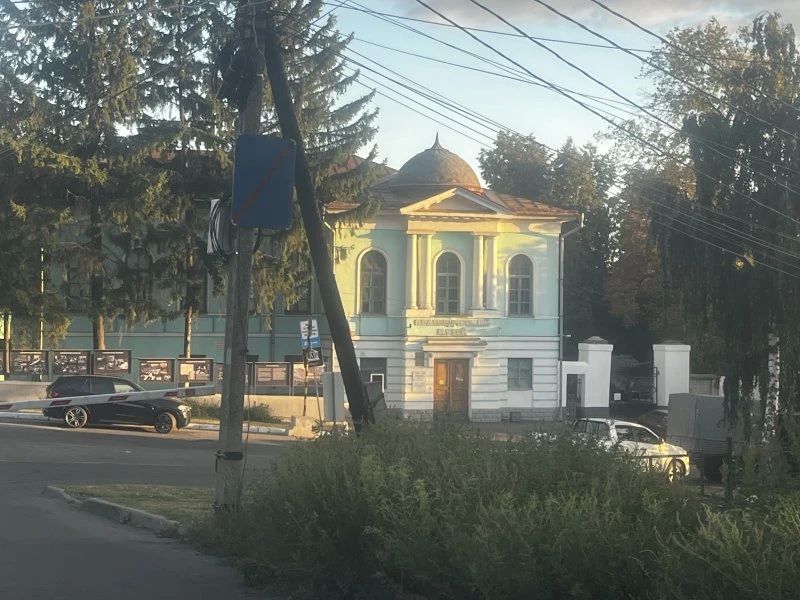 Двор дома №2/4 на Красной площади пугает курян мусором и мёртвыми голубями Двор дома №2/4 на Красной площади пугает курян мусором и мёртвыми голубями