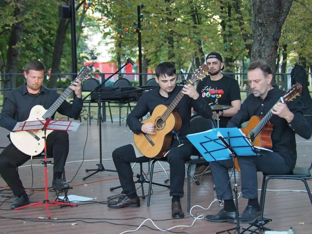 В Парке пионеров прошел финальный четвертый вечер гитарной музыки В Парке пионеров прошел финальный четвертый вечер гитарной музыки