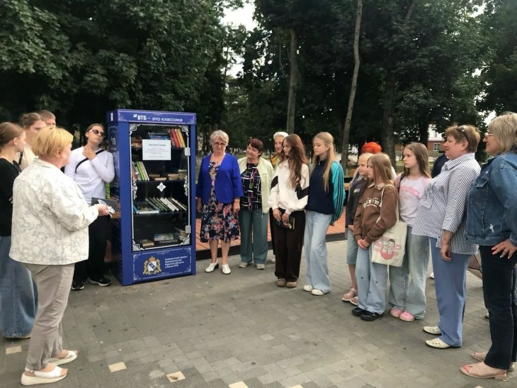 В Фатеже появилась новая площадка для любителей чтения — зона свободного обмена книгами, расположенная рядом с парком имени Артёма