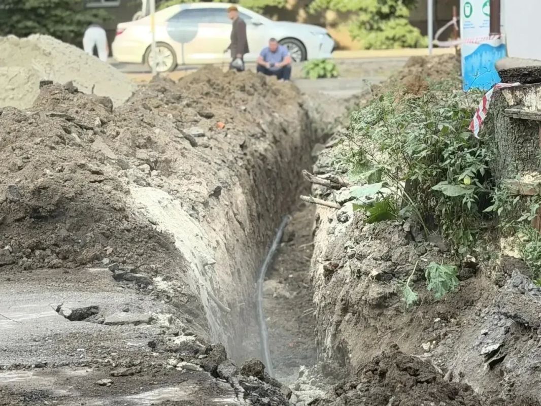 В Курске на улице Школьной начали менять старую трубу В Курске на улице Школьной начали менять старую трубу