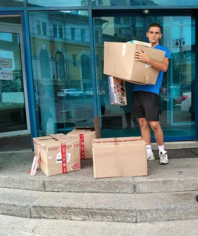 В преддверии Дня знаний, в рамках взаимодействия с коллегами из Аппарата Правительства РФ, сотрудники Министерства экономического развития, занятости населения и туризма Курской области передали гуманитарную помощь детям... В преддверии Дня знаний, в рамках взаимодействия с коллегами из Аппарата Правительства РФ, сотрудники Министерства экономического развития, занятости населения и туризма Курской области передали гуманитарную помощь детям...