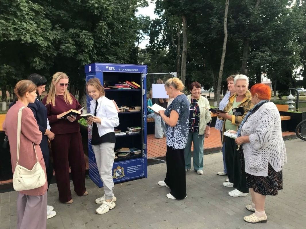 В Фатеже появилась новая площадка для любителей чтения — зона свободного обмена книгами, расположенная рядом с парком имени Артёма В Фатеже появилась новая площадка для любителей чтения — зона свободного обмена книгами, расположенная рядом с парком имени Артёма