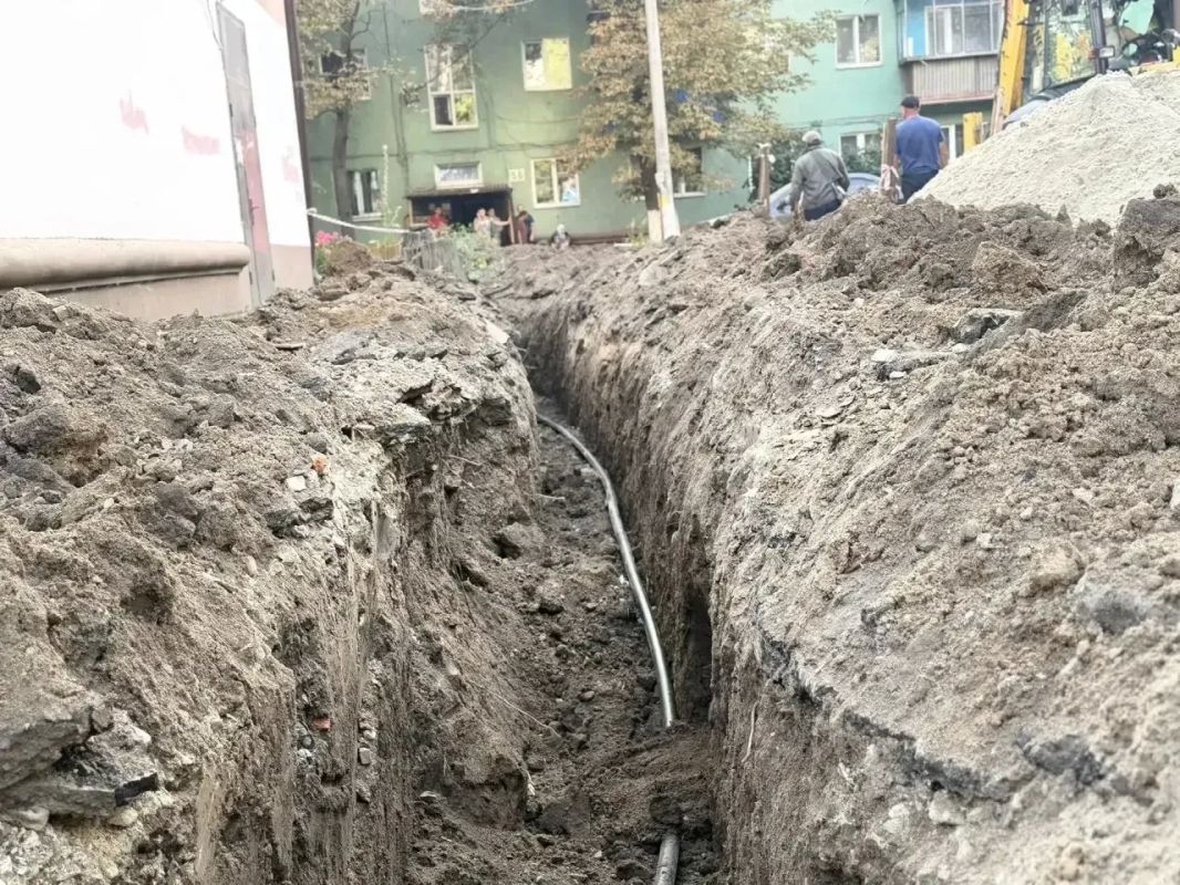 В Курске на улице Школьной начали менять старую трубу В Курске на улице Школьной начали менять старую трубу