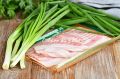 Незабываемая закуска: зеленый лук и бекон в идеальном сочетании