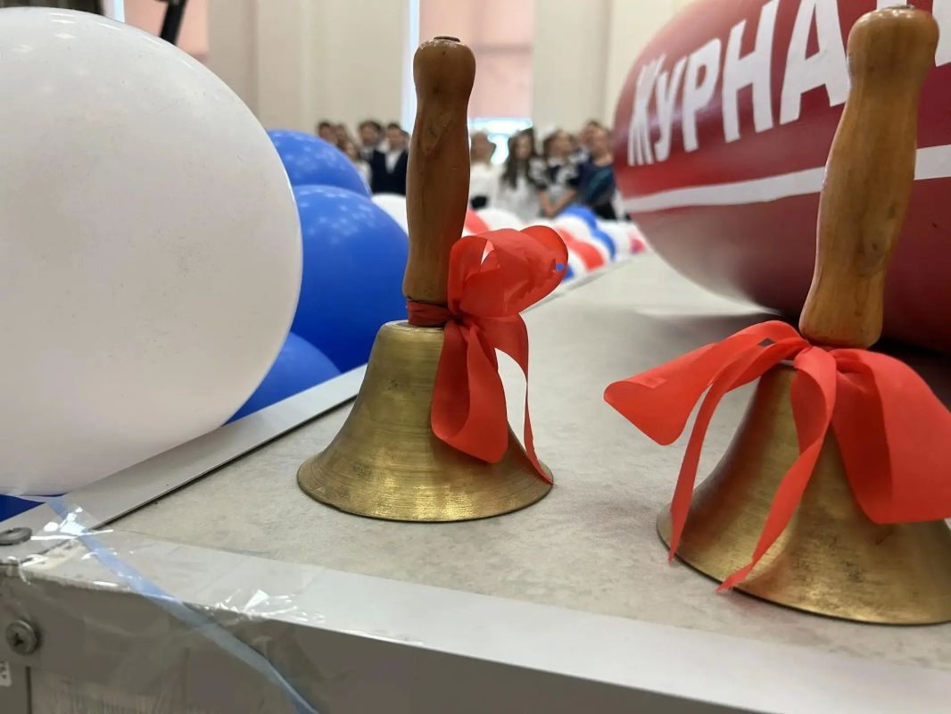 Александр Хинштейн в День знаний посетил обновленную Залининскую школу в Октябрьском районе Александр Хинштейн в День знаний посетил обновленную Залининскую школу в Октябрьском районе