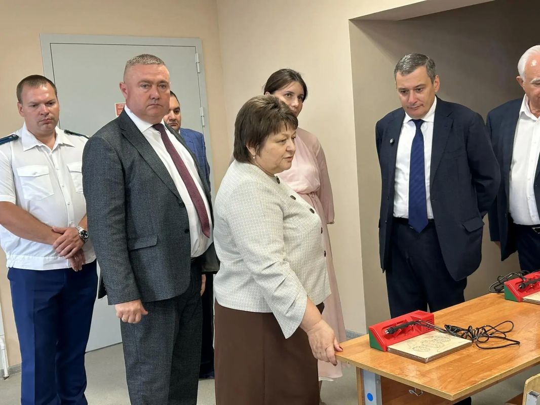 Александр Хинштейн в День знаний посетил обновленную Залининскую школу в Октябрьском районе Александр Хинштейн в День знаний посетил обновленную Залининскую школу в Октябрьском районе
