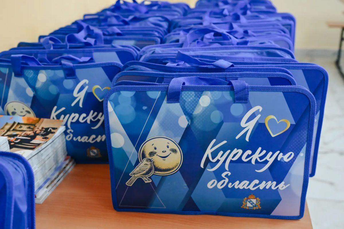 В День знаний губернатор Курской области Александр Хинштейн поздравил школьников, их родителей и учителей на торжественных линейках в двух образовательных учреждениях Октябрьского района В День знаний губернатор Курской области Александр Хинштейн поздравил школьников, их родителей и учителей на торжественных линейках в двух образовательных учреждениях Октябрьского района