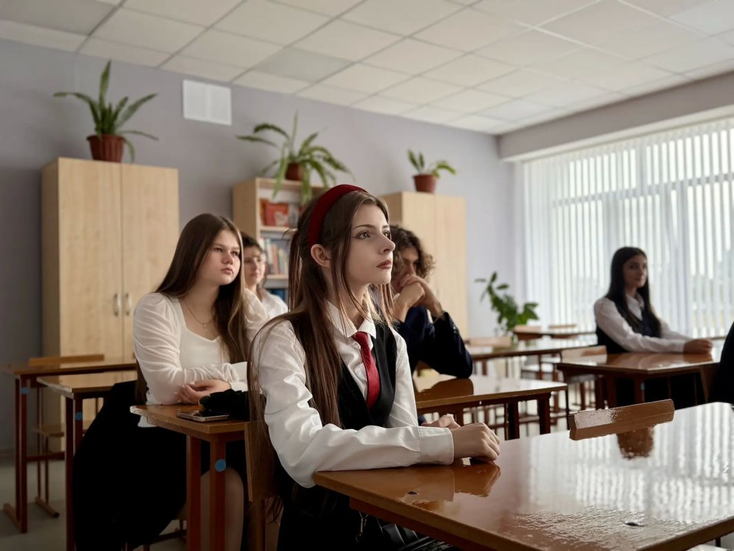 С Днём знаний и новосельем! После капремонта открылась Ленинская школа в Октябрьском районе С Днём знаний и новосельем! После капремонта открылась Ленинская школа в Октябрьском районе