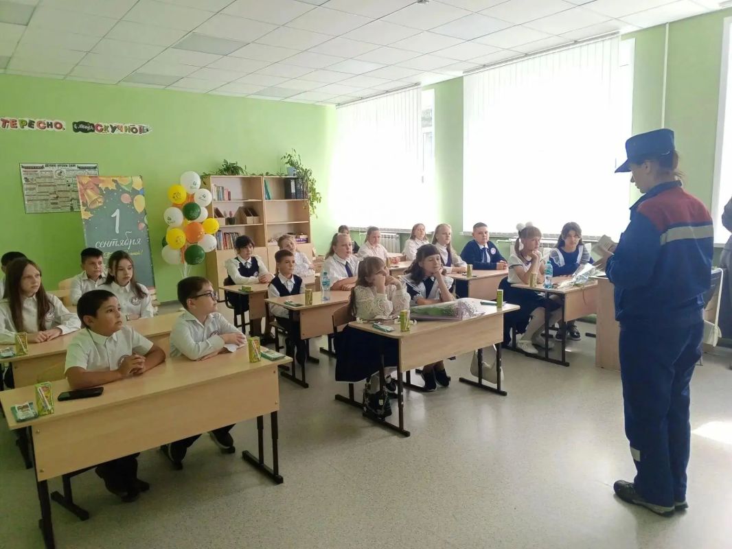 «Безопасность прежде всего»: в Медвенском и Черемисиновском районах прошли уроки по пожарной безопасности «Безопасность прежде всего»: в Медвенском и Черемисиновском районах прошли уроки по пожарной безопасности