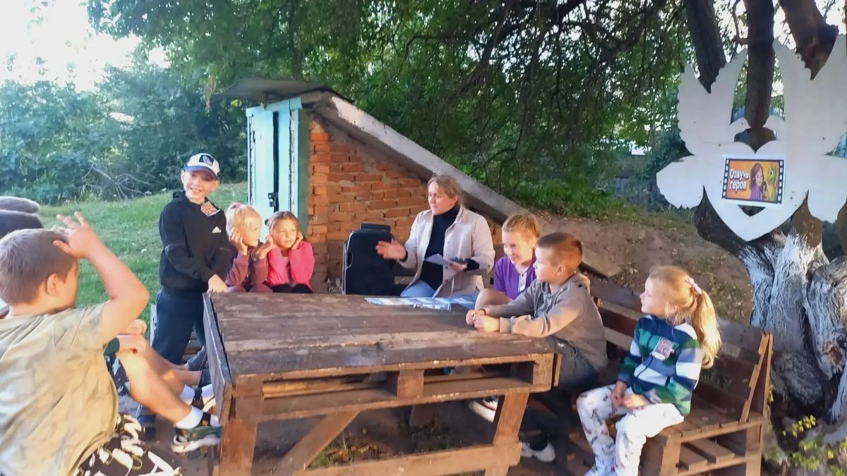 В Чермошнянском СДК, филиале МКУК «Фатежский РДНТ», состоялось увлекательное мероприятие — квестигра под названием «В поисках волшебной киноплёнки», посвящённая Дню кино В Чермошнянском СДК, филиале МКУК «Фатежский РДНТ», состоялось увлекательное мероприятие — квестигра под названием «В поисках волшебной киноплёнки», посвящённая Дню кино