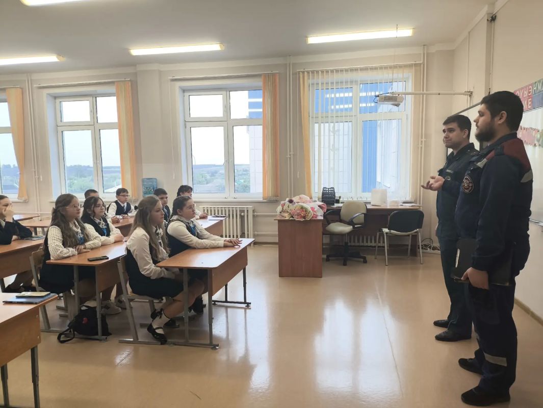 «Безопасность прежде всего»: в Медвенском и Черемисиновском районах прошли уроки по пожарной безопасности «Безопасность прежде всего»: в Медвенском и Черемисиновском районах прошли уроки по пожарной безопасности