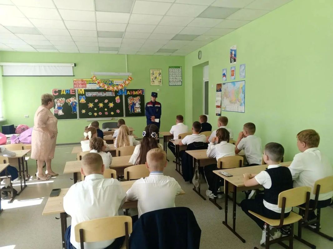 «Безопасность прежде всего»: в Медвенском и Черемисиновском районах прошли уроки по пожарной безопасности «Безопасность прежде всего»: в Медвенском и Черемисиновском районах прошли уроки по пожарной безопасности