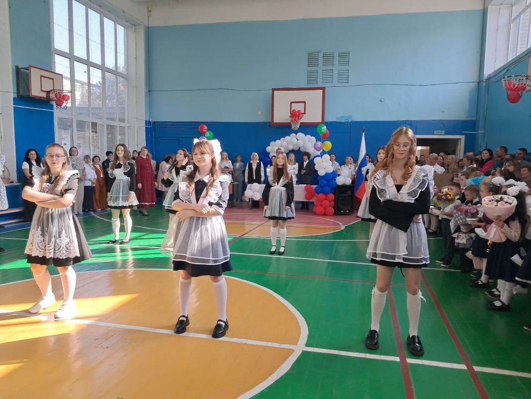 Сегодня 1 сентября, а значит — здравствуй, школа! Сегодня 1 сентября, а значит — здравствуй, школа!