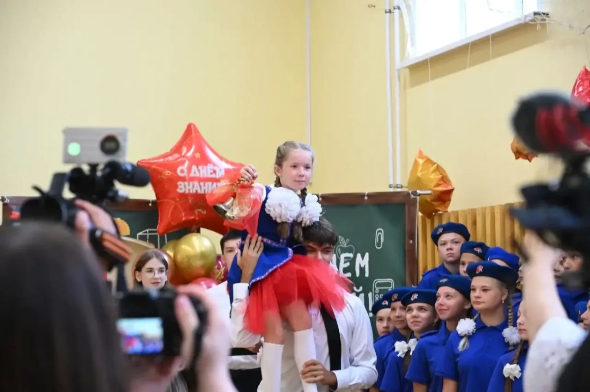 Александр Хинштейн: 1 сентября — день, который каждый помнит посвоему: запах свежих тетрадей, волнение на линейке, первый звонок, который обещает — впереди столько всего интересного Александр Хинштейн: 1 сентября — день, который каждый помнит посвоему: запах свежих тетрадей, волнение на линейке, первый звонок, который обещает — впереди столько всего интересного